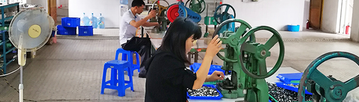 采用高速冲压，多层电镀工艺